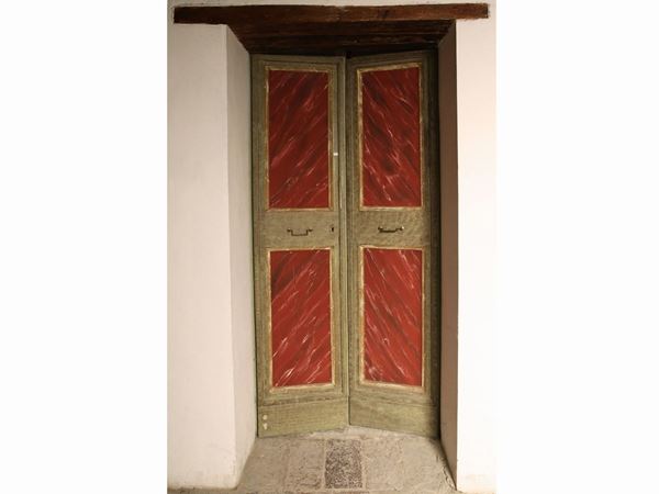 Vintage door with two doors in lacquered wood