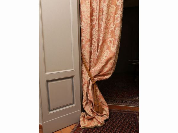 Curtain in damask fabric in shades of pink