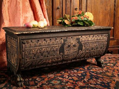 Piccola Cassapanca in Legno Tenero Rivestita in Cuoio Impresso