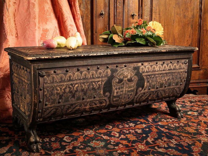 Piccola Cassapanca in Legno Tenero Rivestita in Cuoio Impresso