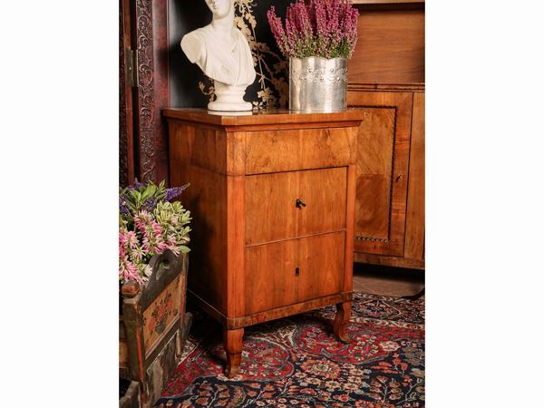 Bedside table veneered in walnut feather  (first half of the 19th century)  - Auction The art of furnishing - Maison Bibelot - Casa d'Aste Firenze - Milano