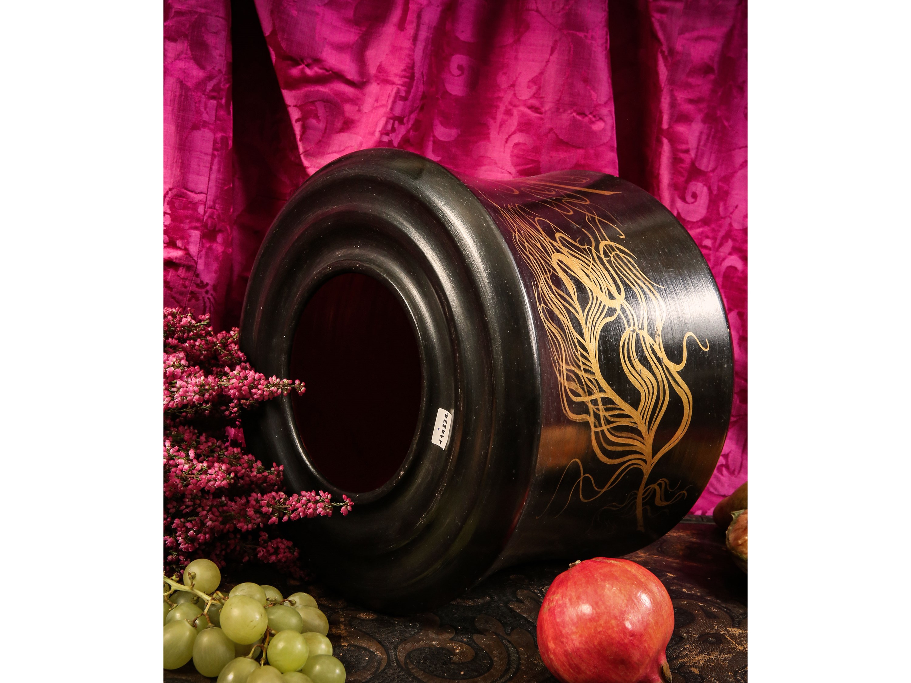 Vaso L'ellisse in Ceramica Smaltata Nera e Oro