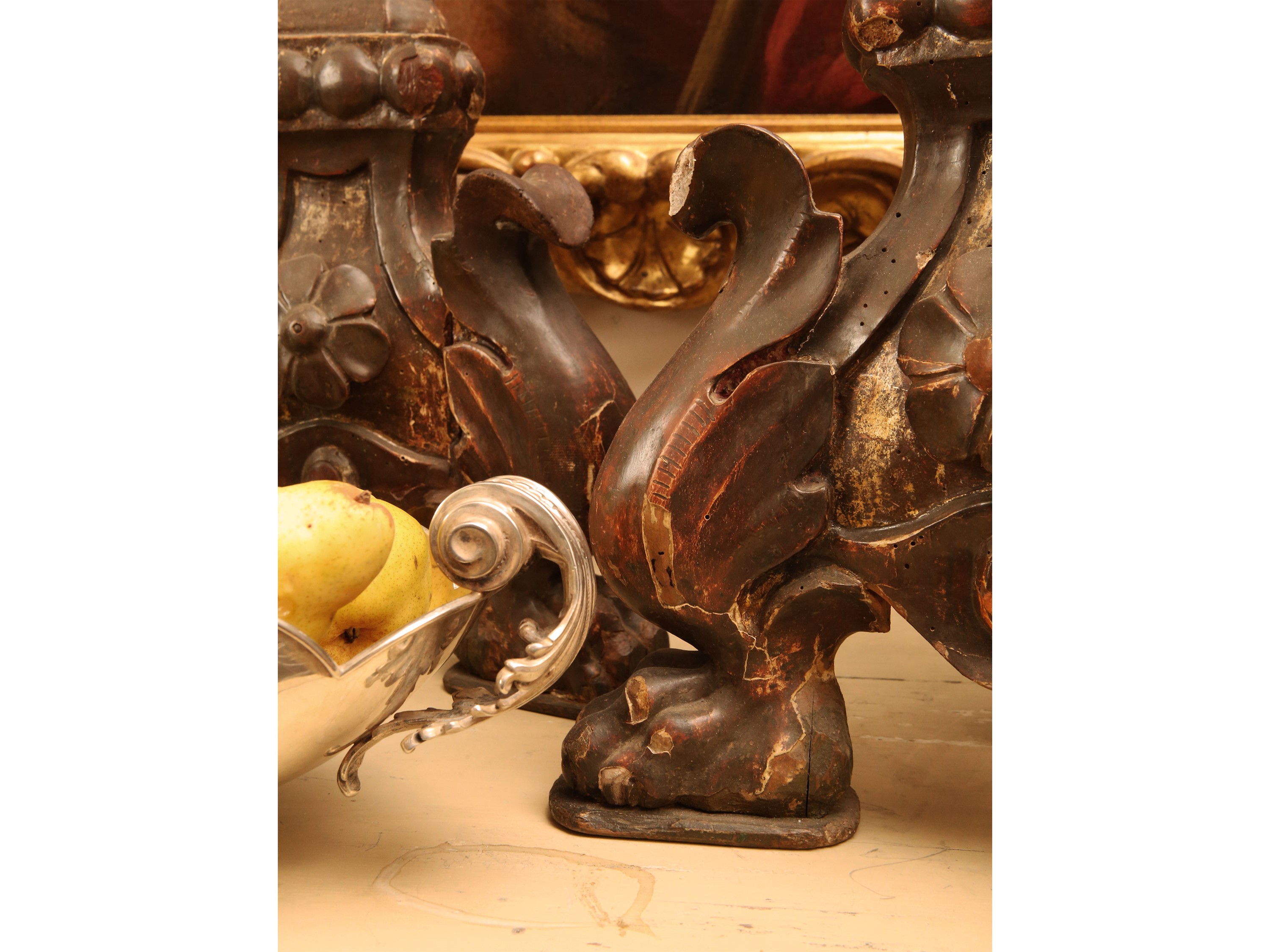 Coppia di torciere in legno laccato