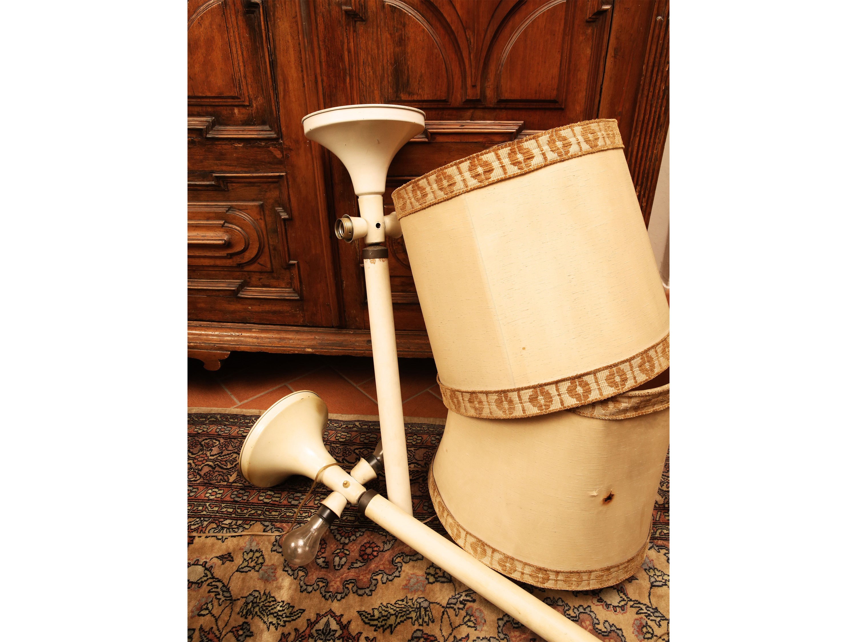 Coppia di torciere in legno laccato