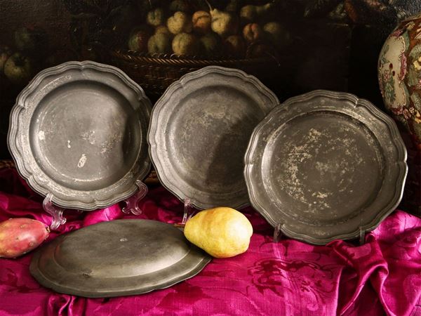 Serie di sette antichi piatti in peltro