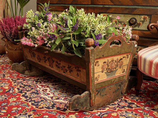 Tyrolean cradle in soft painted wood adapted to planter