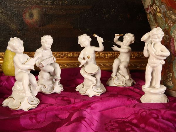 Serie di cinque puttini musicanti in ceramica