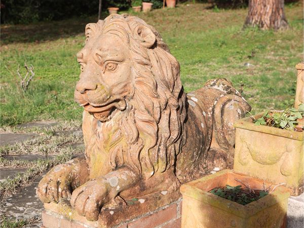 Coppia di grandi leoni da giardino in terracotta