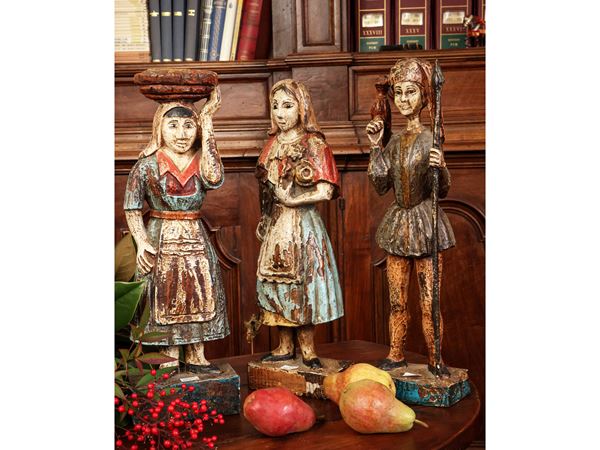 Cinque figure in legno intagliato e dipinto