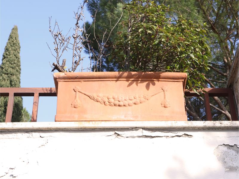 Quattro Grandi Vasi a Cassetta in Terracotta
