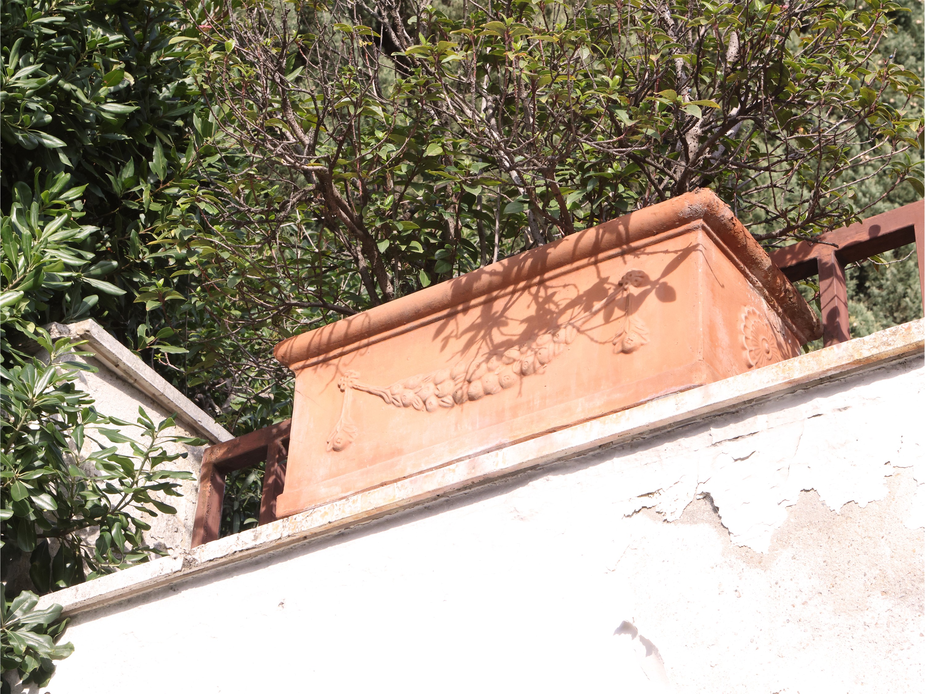 Quattro Grandi Vasi a Cassetta in Terracotta