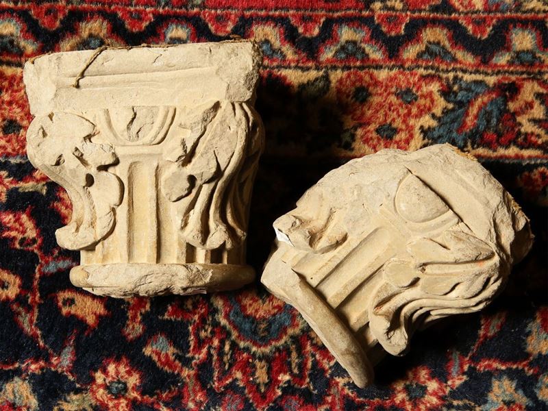 Coppia di Antichi Capitelli in Pietra Serena