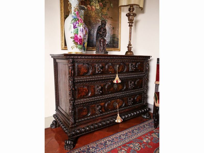 Cassettone in Noce e Radica di Noce Scolpito a Bambocci