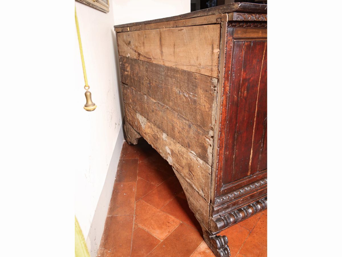 Cassettone in Noce e Radica di Noce Scolpito a Bambocci