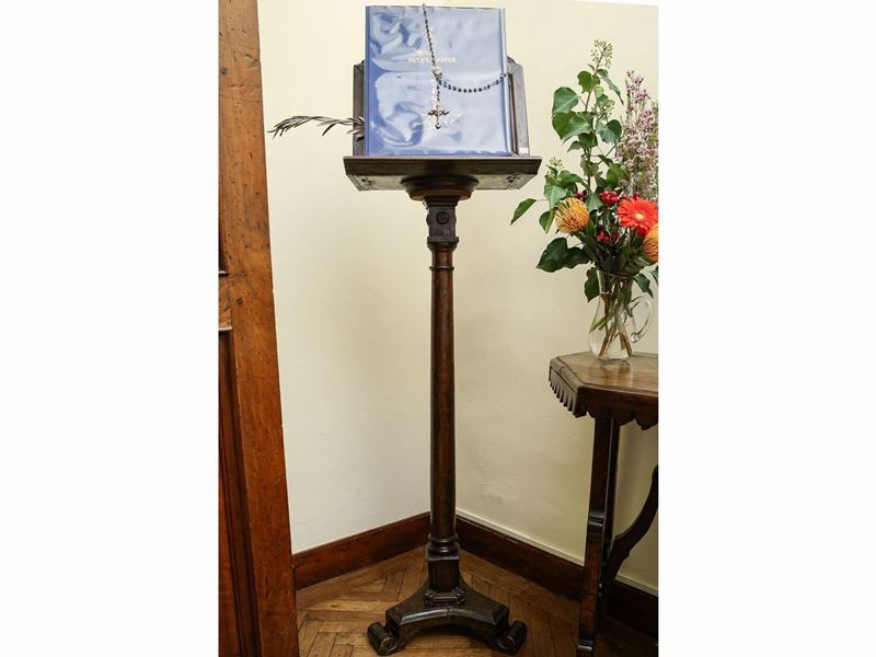 Due Complementi di Arredo D'epoca in Noce