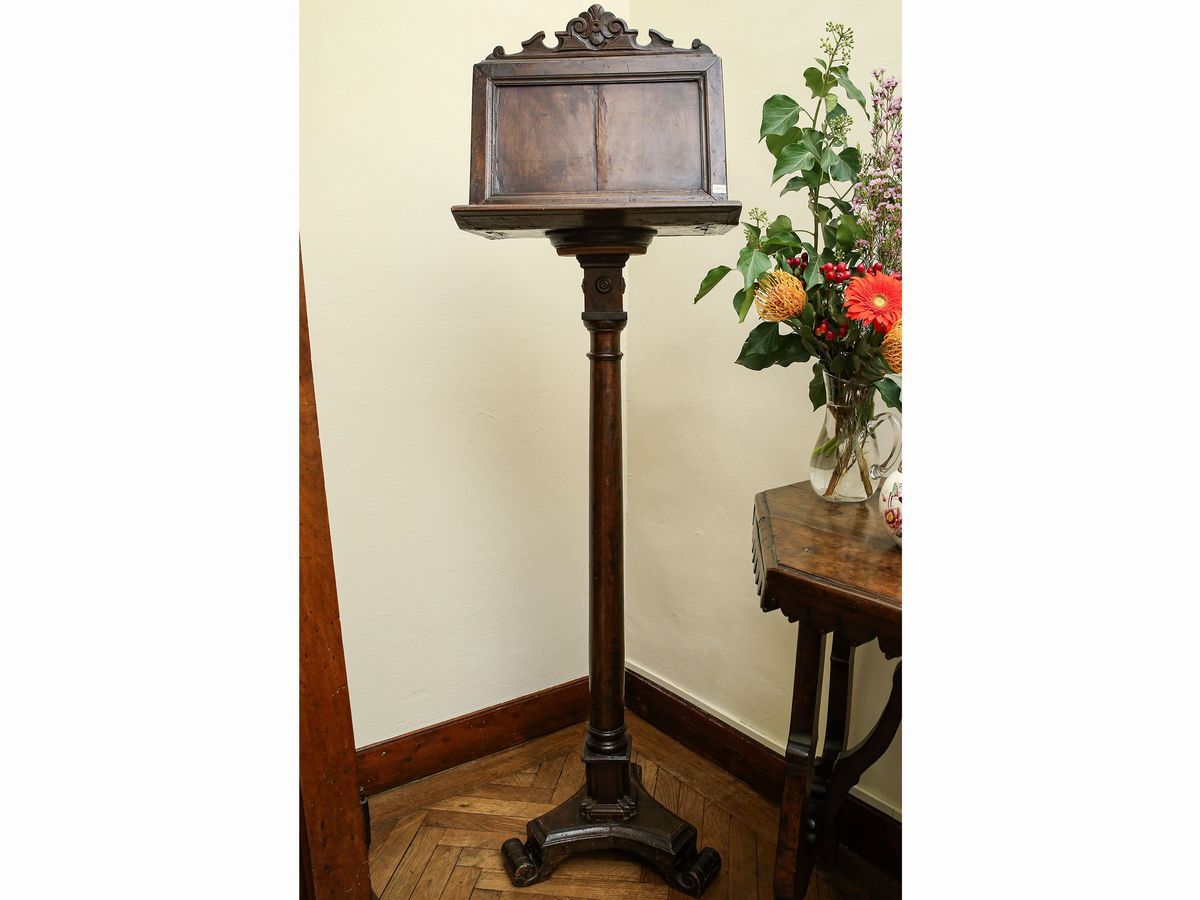 Due Complementi di Arredo D'epoca in Noce