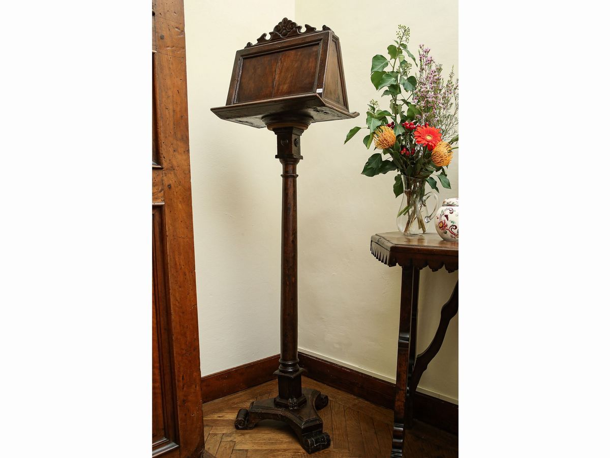 Due Complementi di Arredo D'epoca in Noce