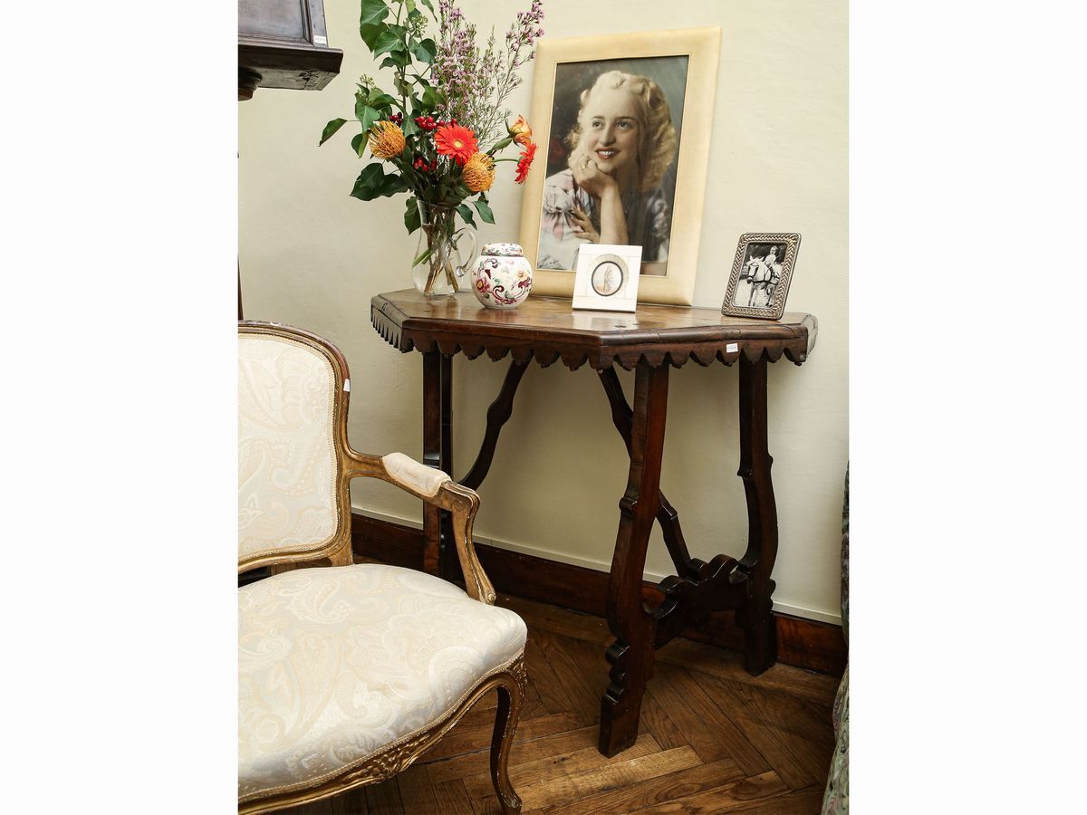 Due Complementi di Arredo D'epoca in Noce