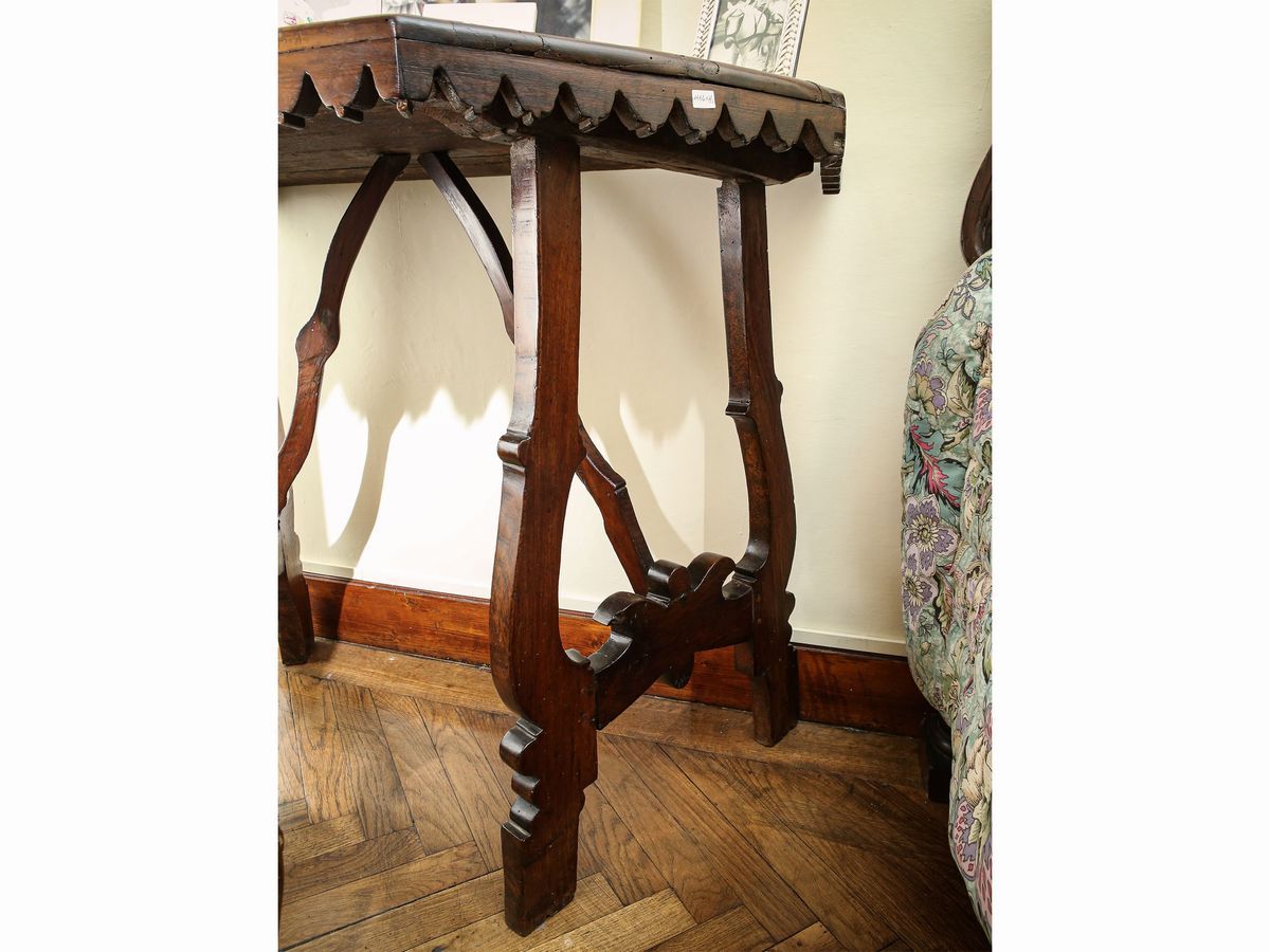 Due Complementi di Arredo D'epoca in Noce
