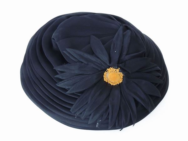 Hat in silk and black straw