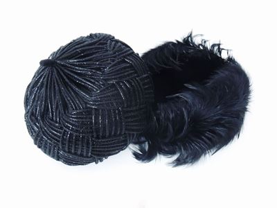 Due Cappelli in Rafia, Nylon, Velluto e Piume Nere