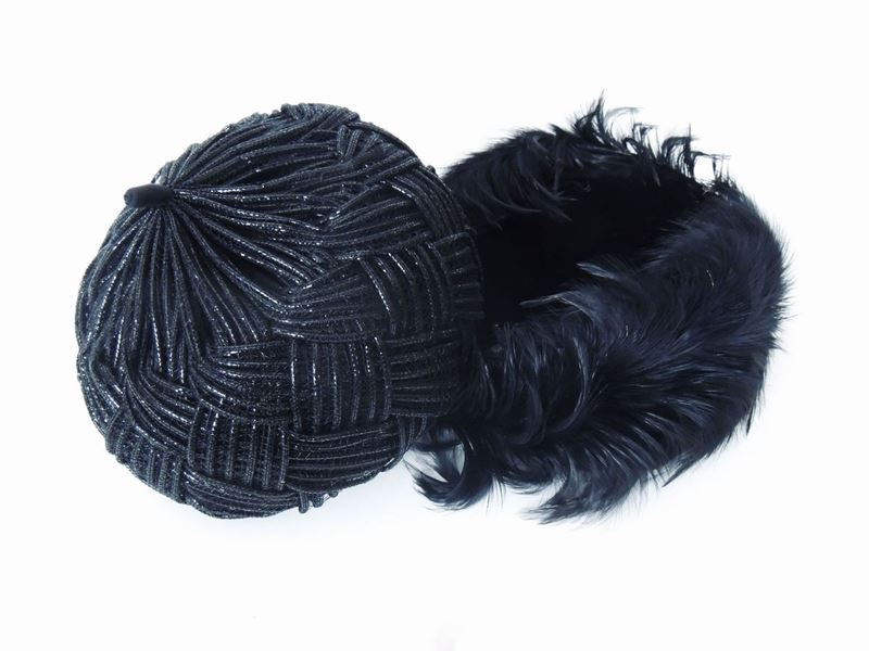 Due Cappelli in Rafia, Nylon, Velluto e Piume Nere