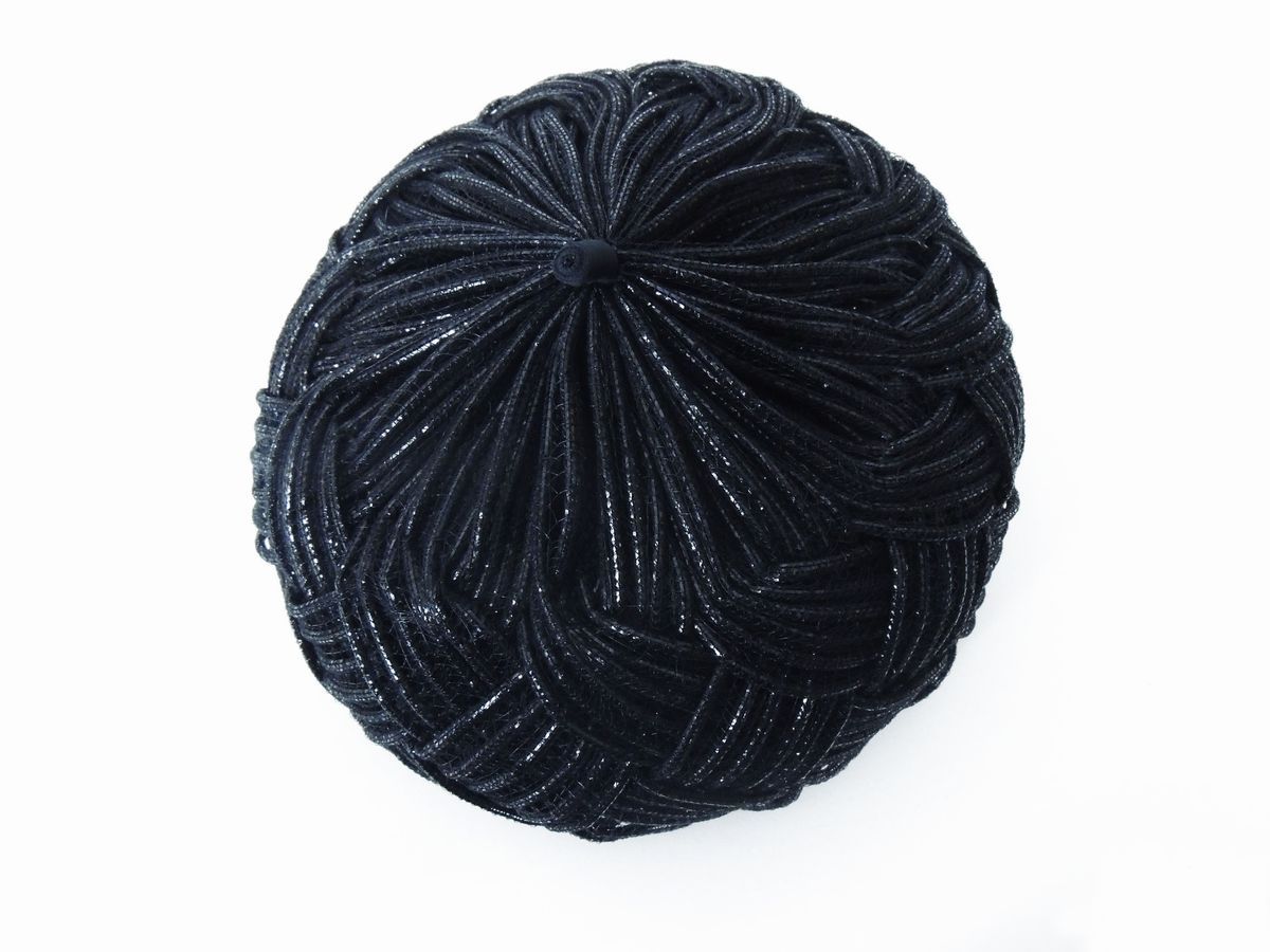 Due Cappelli in Rafia, Nylon, Velluto e Piume Nere
