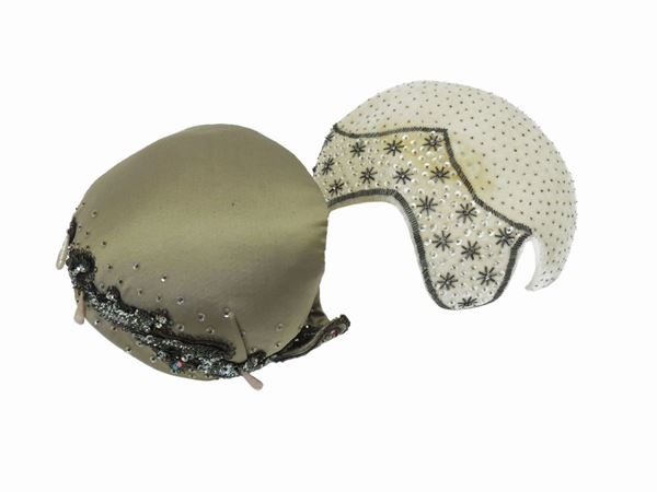 Due cappellini in seta e velluto