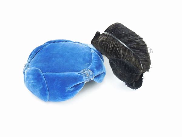 Due cappellini in velluto e piume