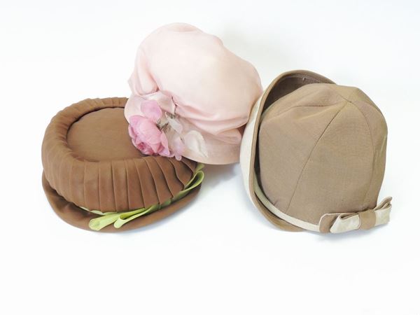 Tre cappellini in organza e tessuto  (Anni Cinquanta)  - Asta Abiti e Accessori Vintage - Maison Bibelot - Casa d'Aste Firenze - Milano