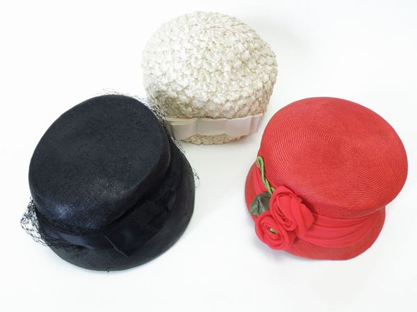 Tre cappellini in rafia e paglia