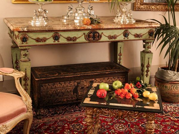 Console in legno laccato verde acqua e lumeggiato in oro