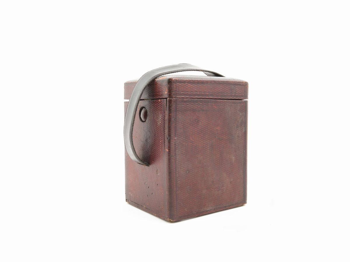 Ufficialina in Ottone