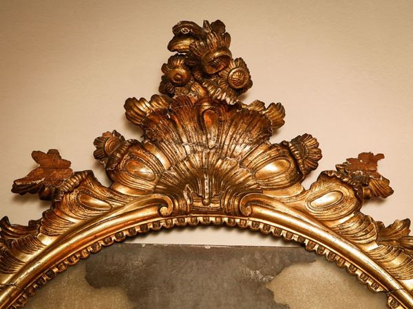Coppia di cornici ovali in legno intagliato e dorato (fine del XIX