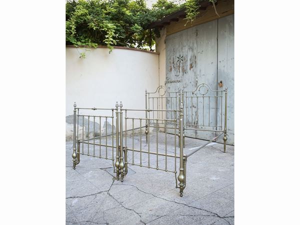 Double bed with brass gates