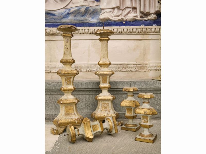Coppia di Torcere in Legno Laccato Bianco e Lumeggiato in Oro