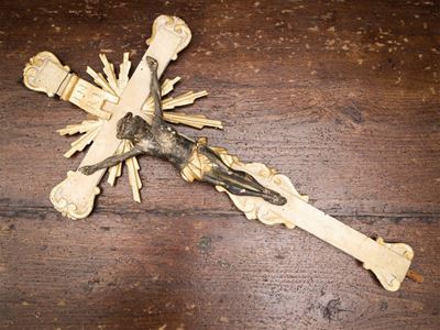 Crocifisso in Legno Patinato e Dorato