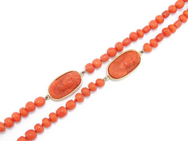 Lunga collana con cammei in corallo rosso arancio e fermezza in oro giallo