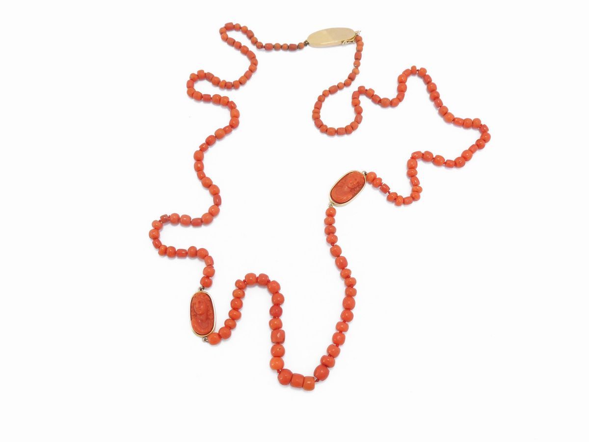 Lunga Collana con Cammei in Corallo Rosso Arancio e Fermezza in Oro Giallo