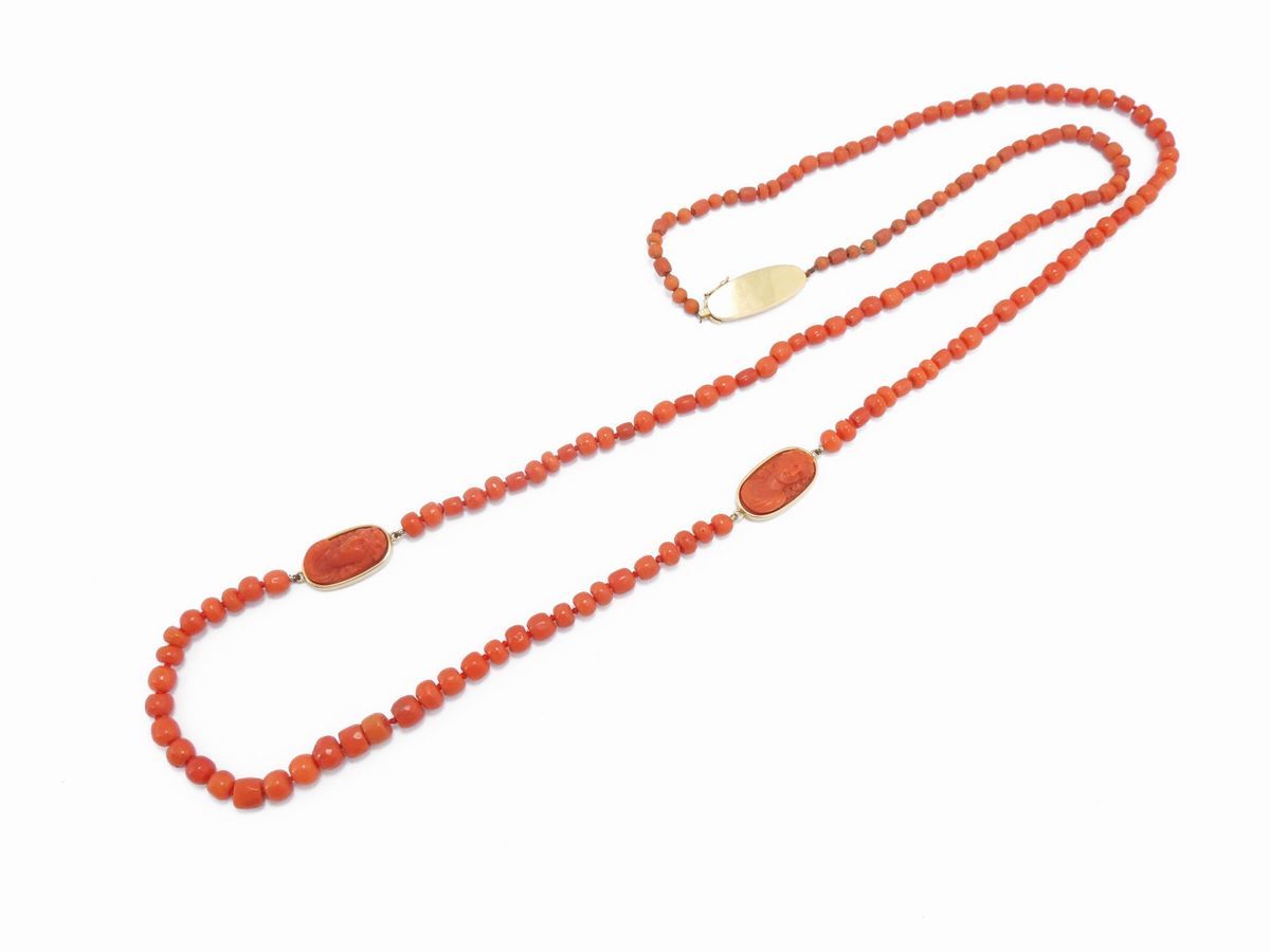 Lunga Collana con Cammei in Corallo Rosso Arancio e Fermezza in Oro Giallo