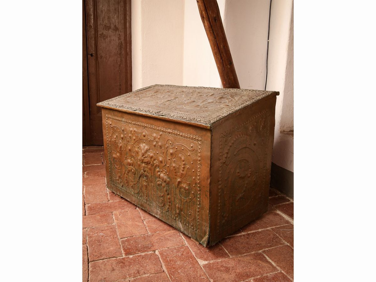 Baule Portalegna in Legno Rivestito in Rame