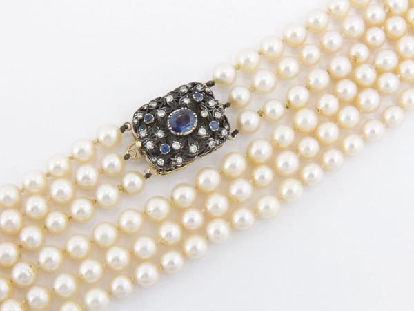 Collana tre fili di perle coltivate con fermezza in oro giallo, argento, diamanti e zaffiri
