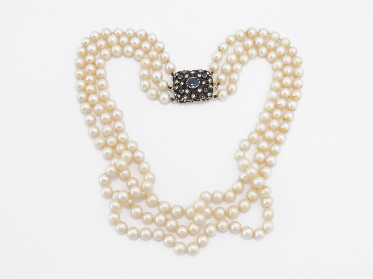 Collana Tre Fili di Perle Coltivate con Fermezza in Oro Giallo, Argento, Diamanti e Zaffiri