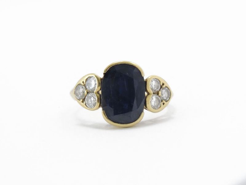 Anello in Oro Giallo con Diamanti e Zaffiro