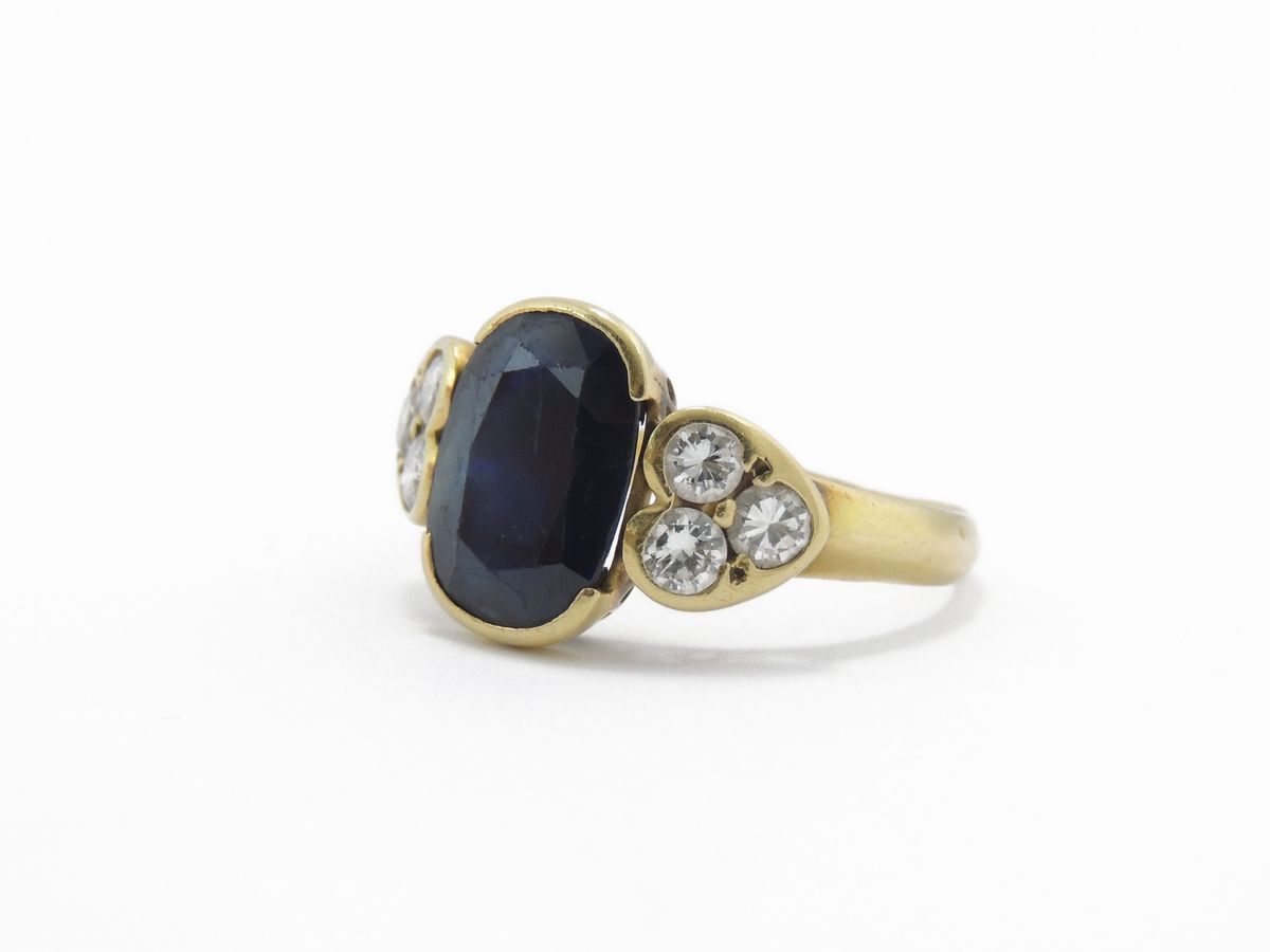 Anello in Oro Giallo con Diamanti e Zaffiro