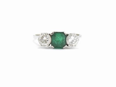 Anello in Oro Bianco con Diamanti e Smeraldo