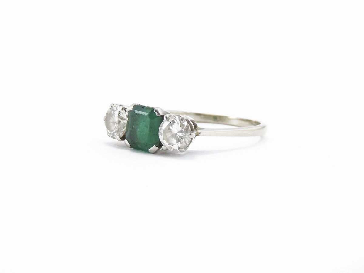 Anello in Oro Bianco con Diamanti e Smeraldo