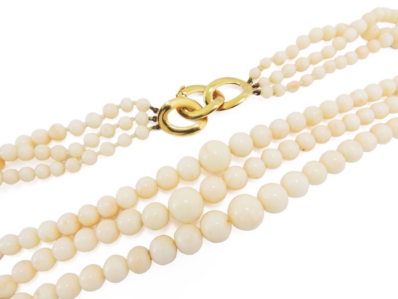 Collana Tre Fili in Corallo Bianco Rosato con Fermezza in Oro Giallo