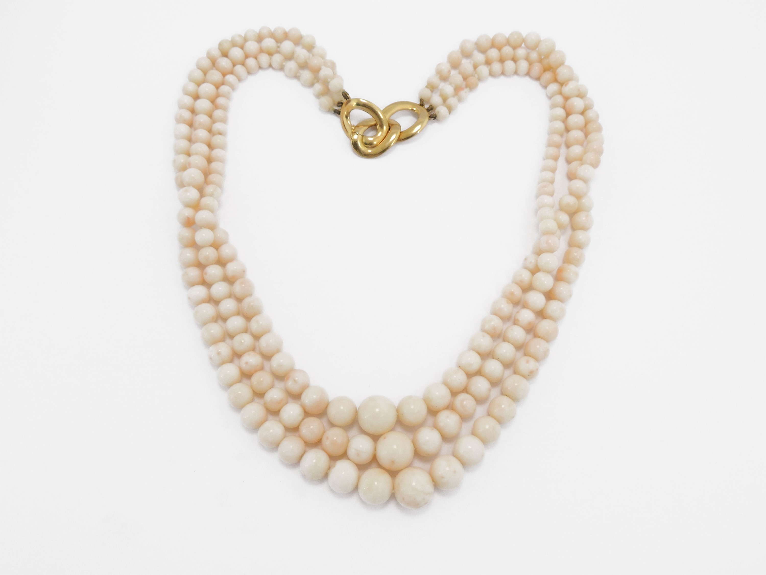 Collana Tre Fili in Corallo Bianco Rosato con Fermezza in Oro Giallo