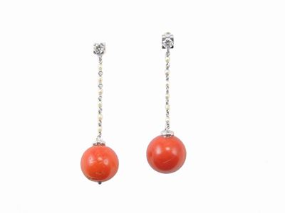 Orecchini Pendenti in Oro Bianco con Diamanti Microperle e Coralli Rossi